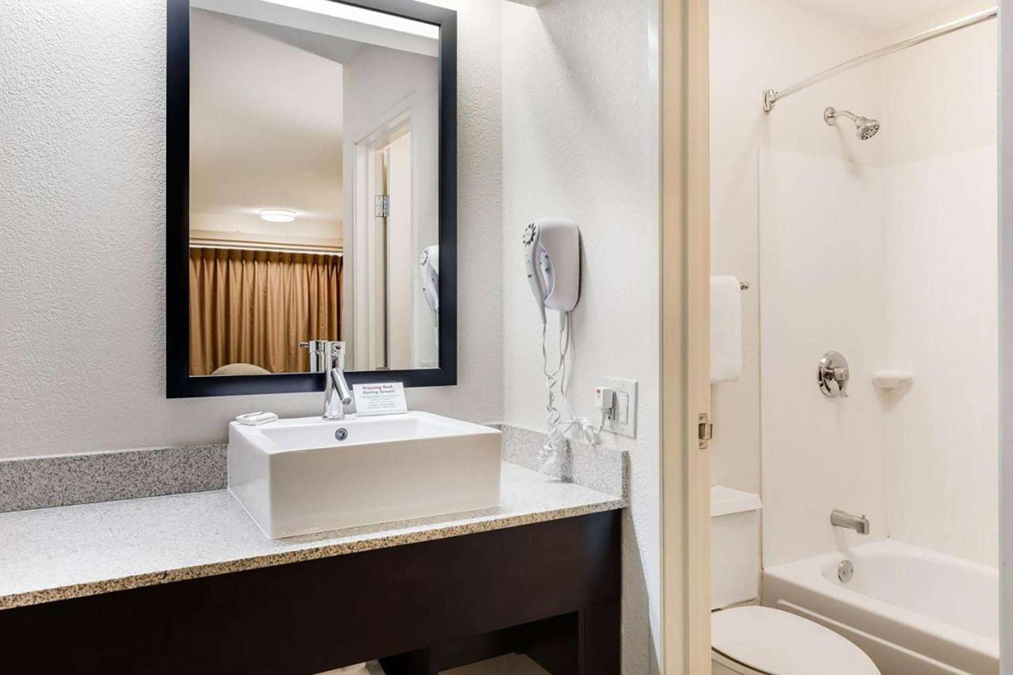 Hotel Super 8 By Wyndham Deerfield - Northbrook Exterior foto